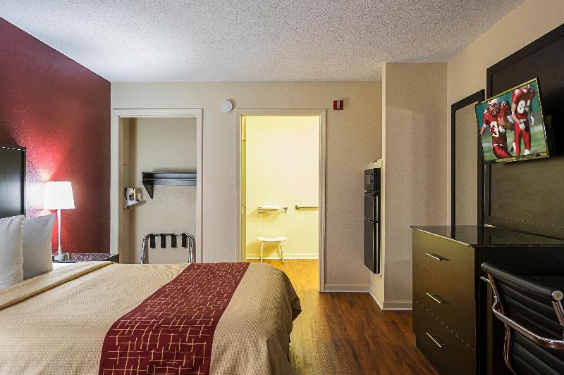 Red Roof Inn & Suites Scottsboro image