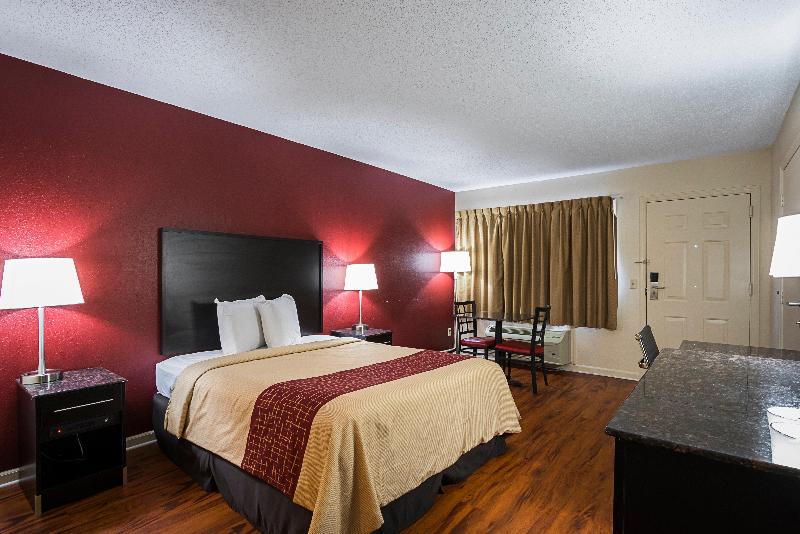 Red Roof Inn & Suites Scottsboro image