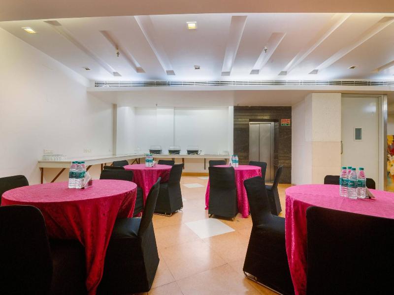 FabHotel Twin Tree Naraina image