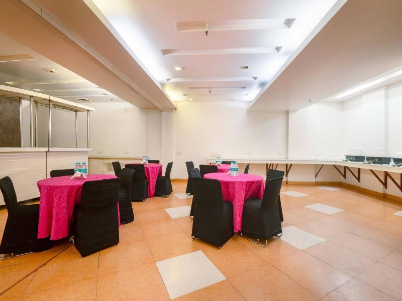 FabHotel Twin Tree Naraina image
