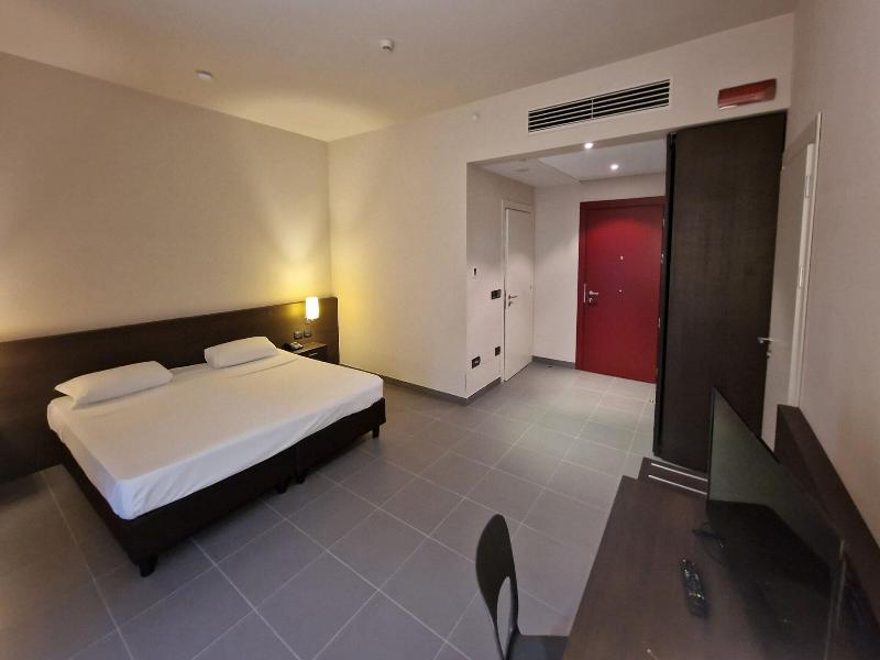 Inn Naples Airport image
