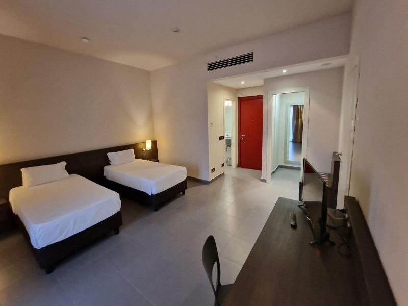 Inn Naples Airport image