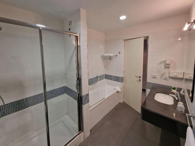 Inn Naples Airport image