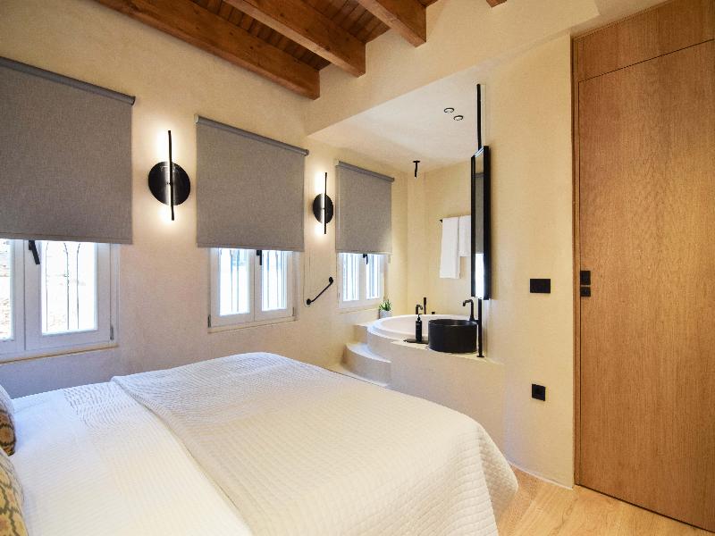 Consolato Boutique image