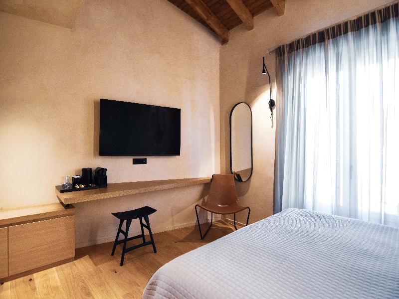 Consolato Boutique image