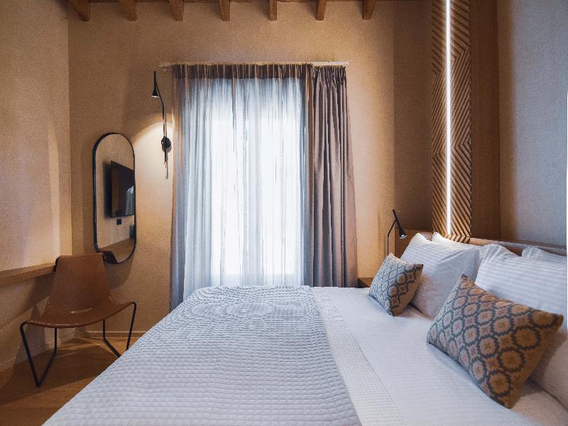 Consolato Boutique image