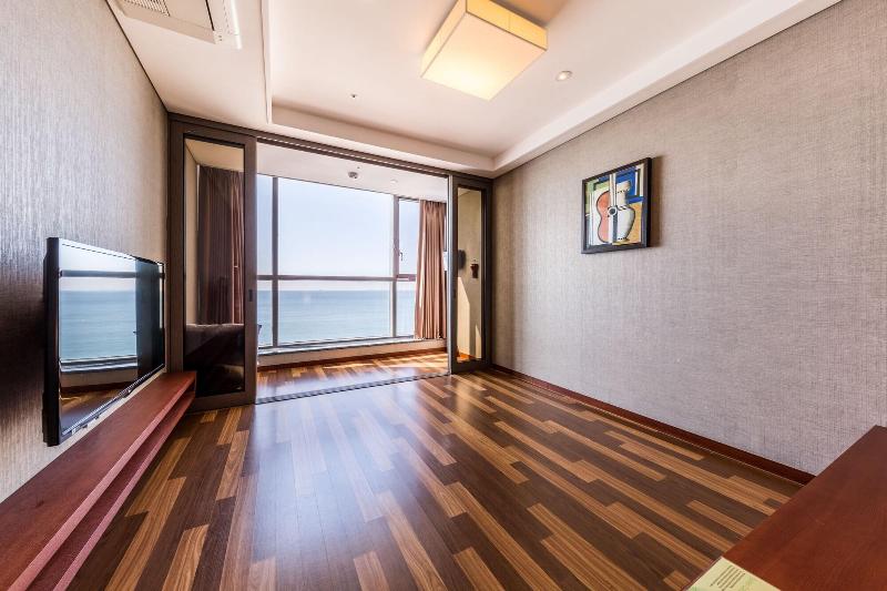 Mudrin Hotel image
