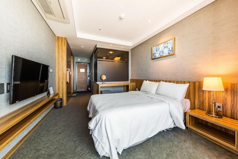 Mudrin Hotel image