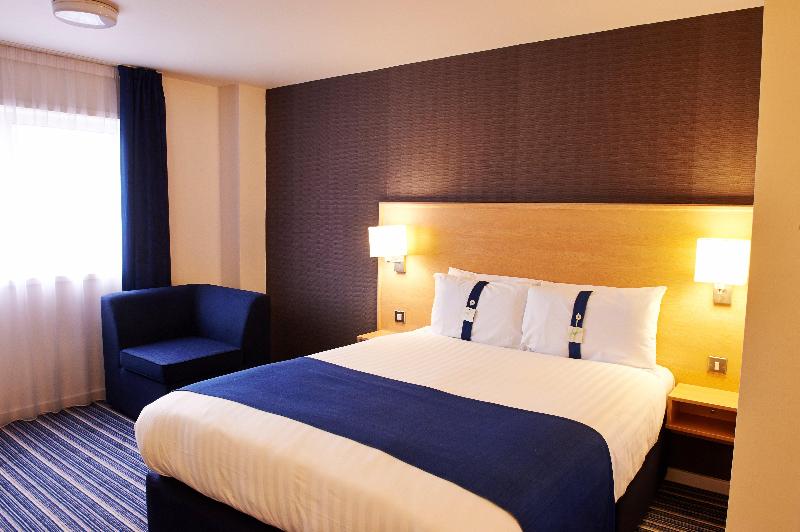 Holiday Inn Express Manchester Airport image
