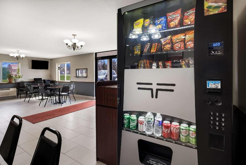 Econo Lodge Inn & Suites Farmington image
