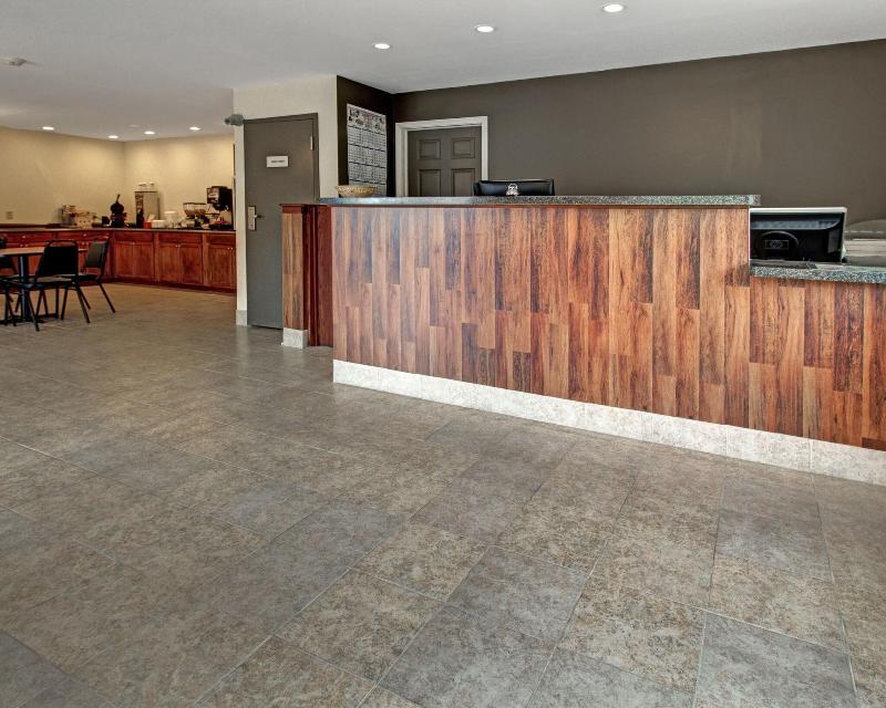 Econo Lodge Inn & Suites Farmington image