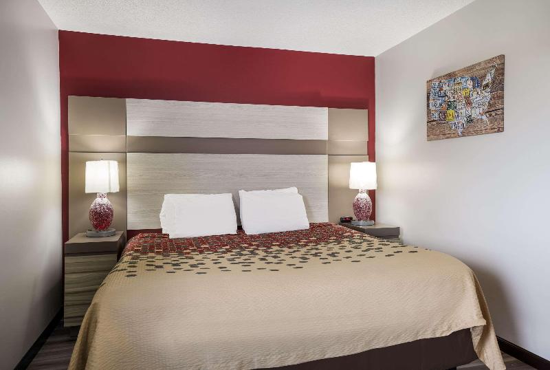 Econo Lodge Inn & Suites Farmington image