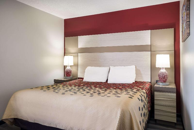 Econo Lodge Inn & Suites Farmington image