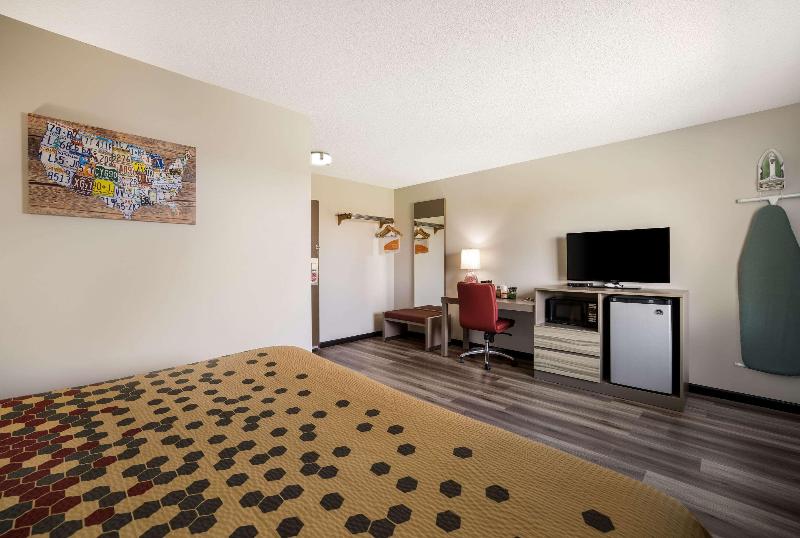 Econo Lodge Inn & Suites Farmington image