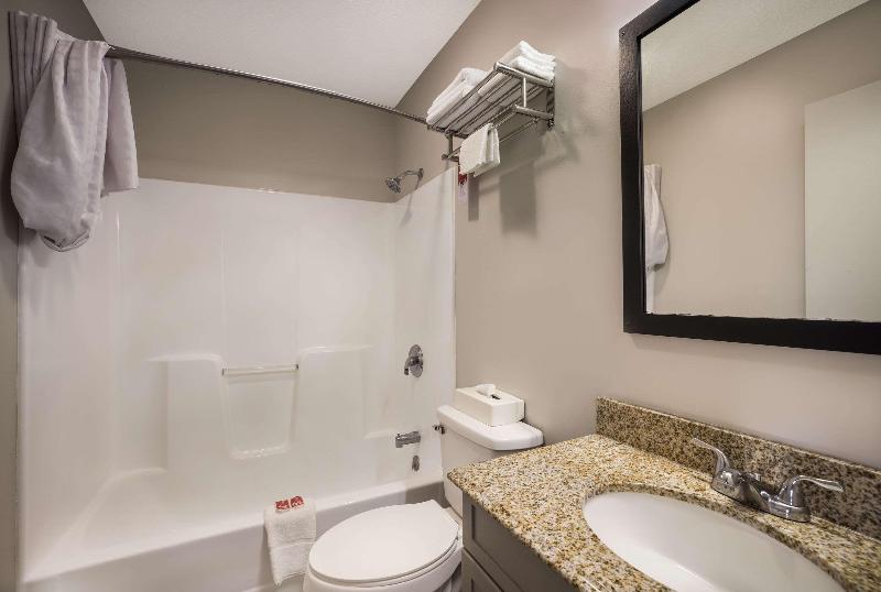 Econo Lodge Inn & Suites Farmington image