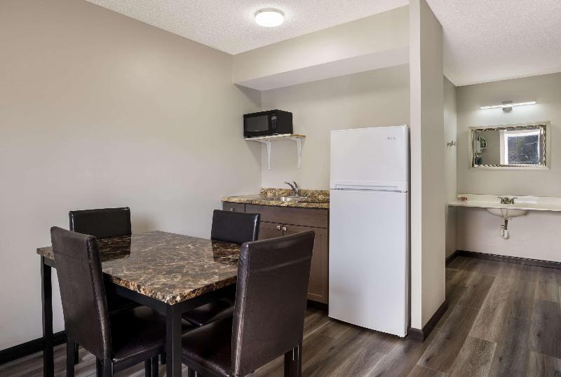Econo Lodge Inn & Suites Farmington image