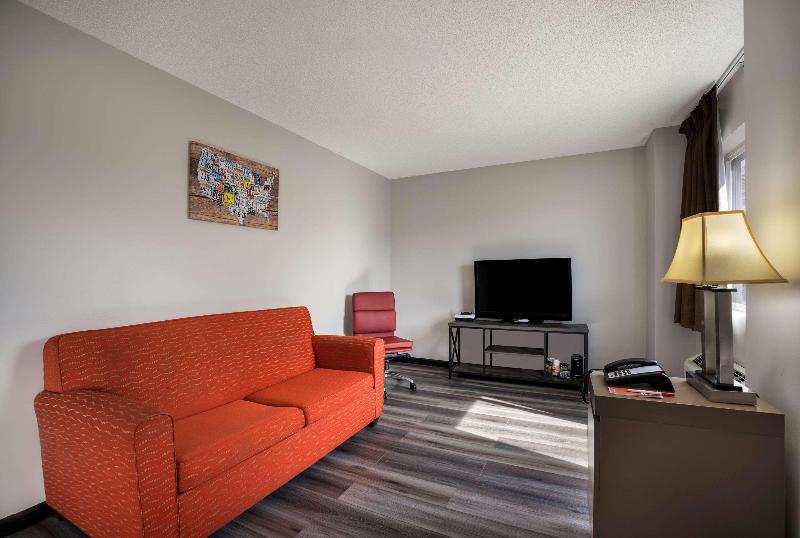 Econo Lodge Inn & Suites Farmington image