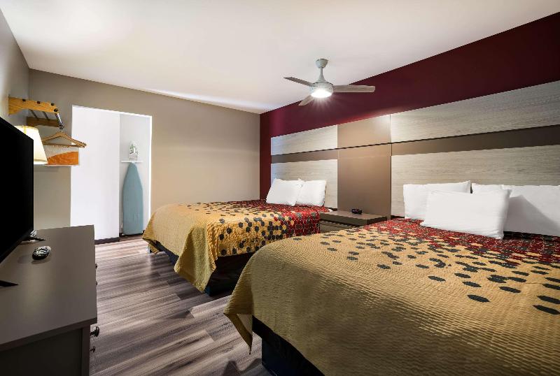 Econo Lodge Inn & Suites Farmington image