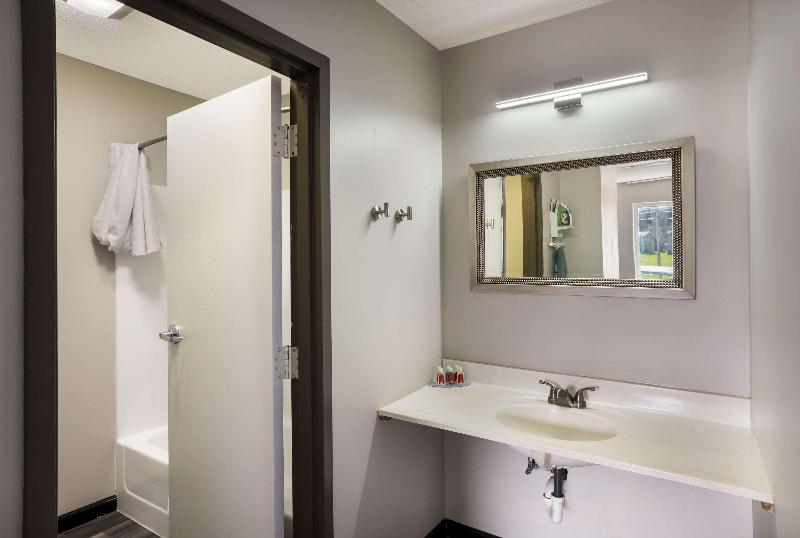 Econo Lodge Inn & Suites Farmington image