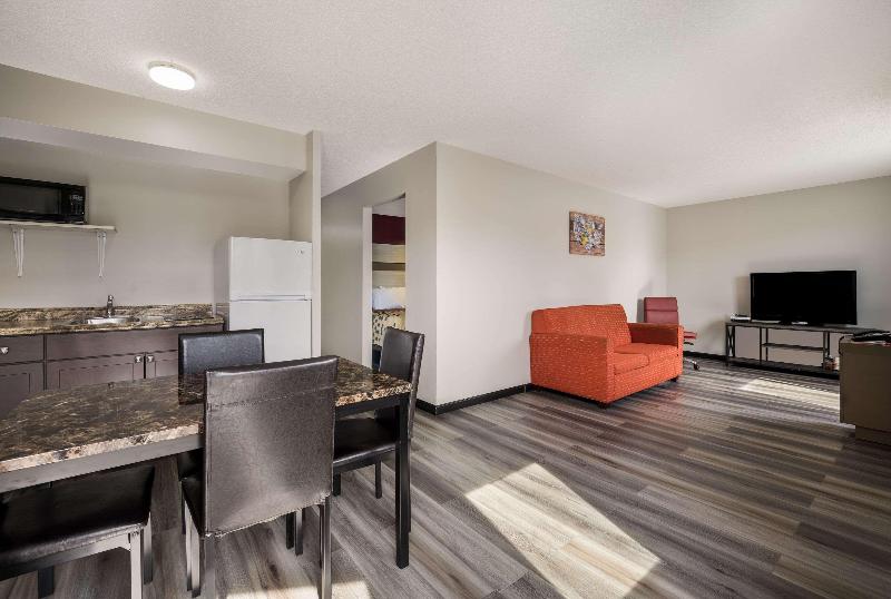 Econo Lodge Inn & Suites Farmington image