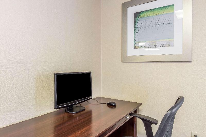 Quality Inn Fitzgerald downtown image