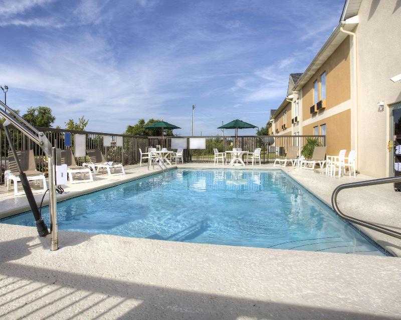 Quality Inn Fitzgerald downtown image