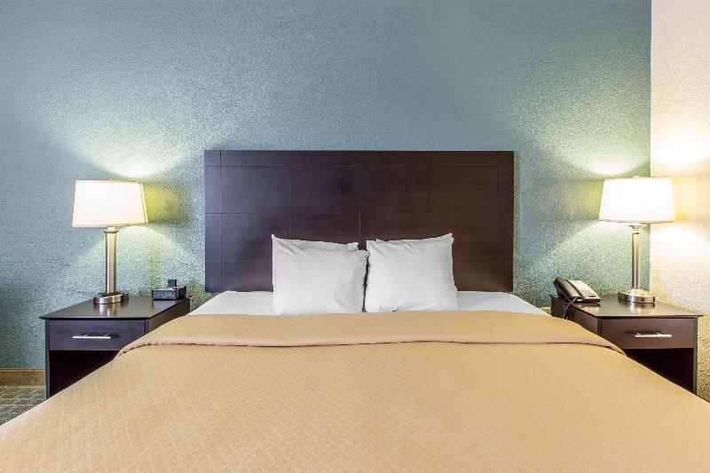 Quality Inn Fitzgerald downtown image
