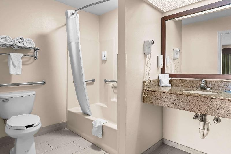 Quality Inn Eastman image