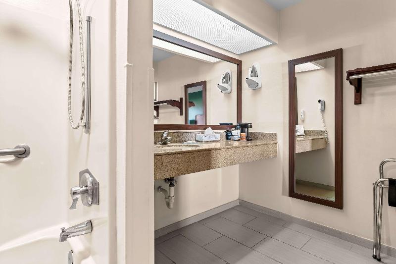 Quality Inn Eastman image