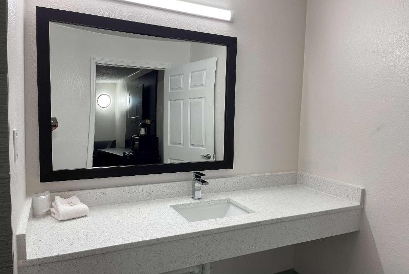 Days Inn By Wyndham Calhoun Ga image