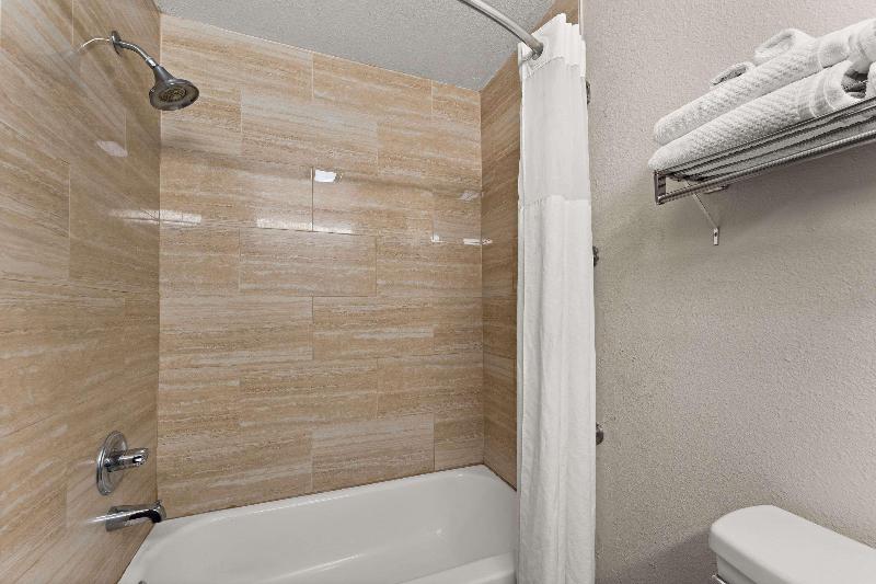 Quality Inn Sandersville image