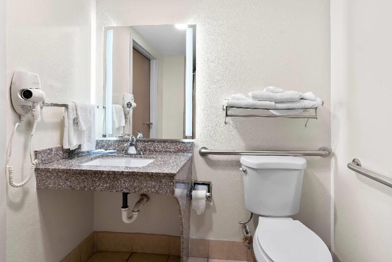 Quality Inn Sandersville image