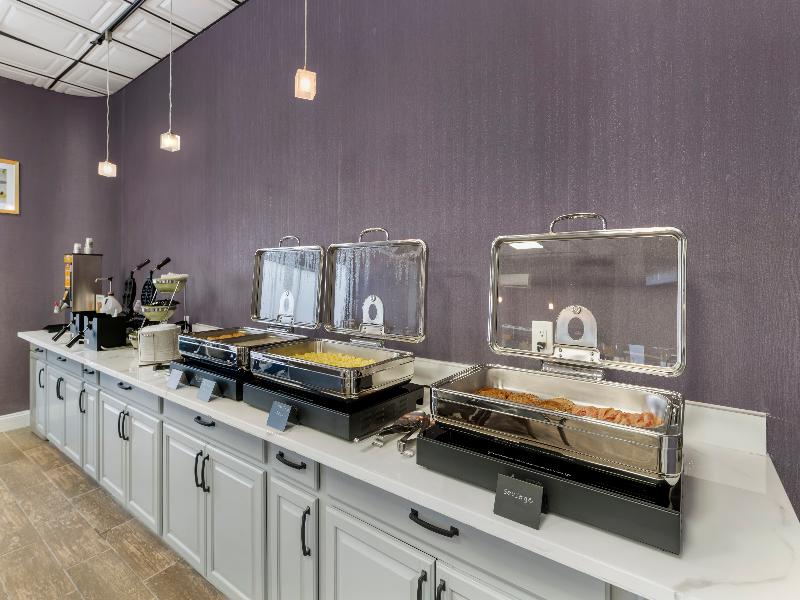 Red Lion Inn and Suites Kansas City image