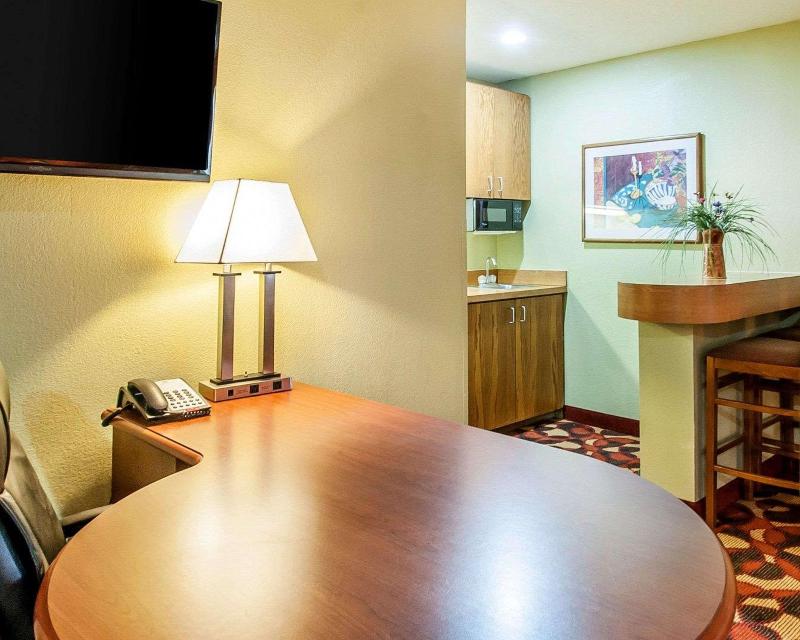 Red Lion Inn and Suites Kansas City 4