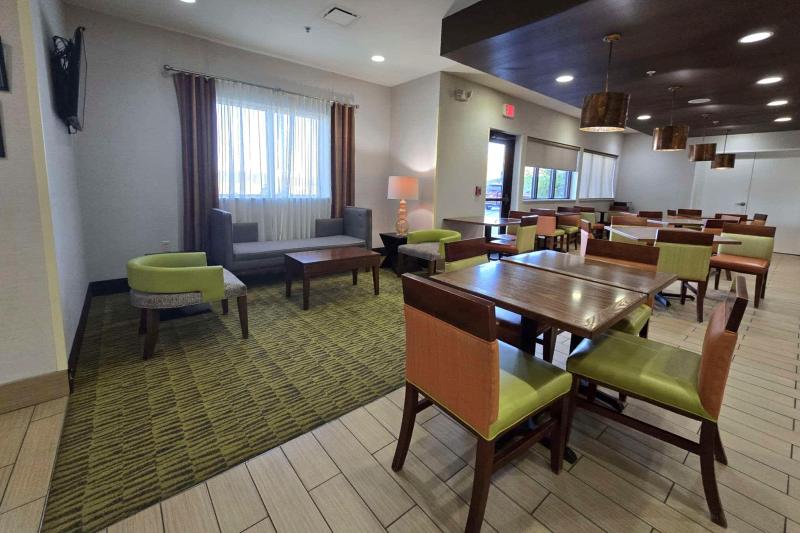 Comfort Inn Ferdinand image 9