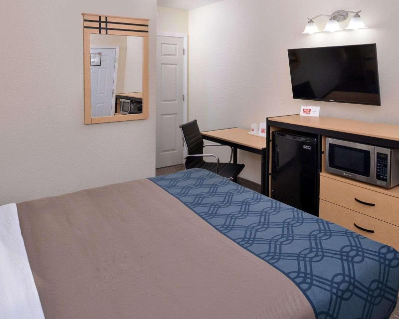 Econo Lodge Rochester I-90 & I-390 image