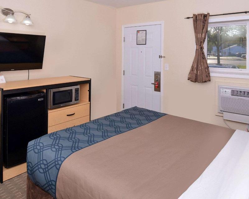 Econo Lodge Rochester I-90 & I-390 image