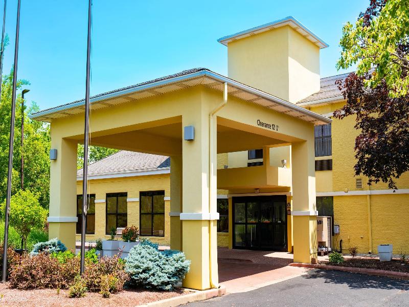 Quality Inn&Suites Oakwood Village Cleveland South image