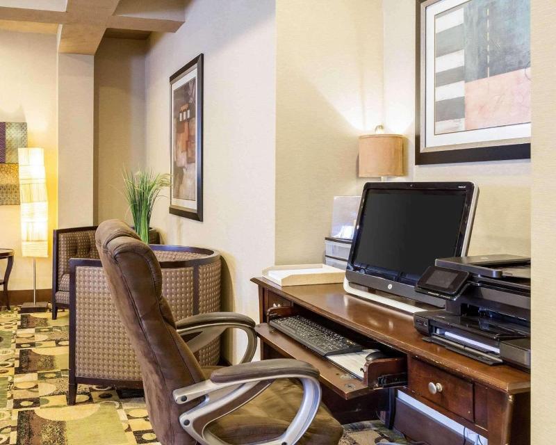 Quality Inn&Suites Oakwood Village Cleveland South image