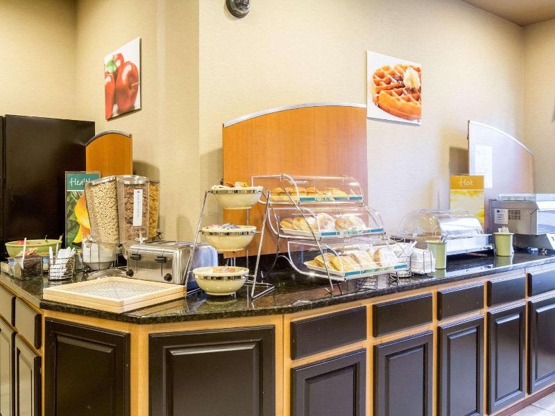 Quality Inn&Suites Oakwood Village Cleveland South image