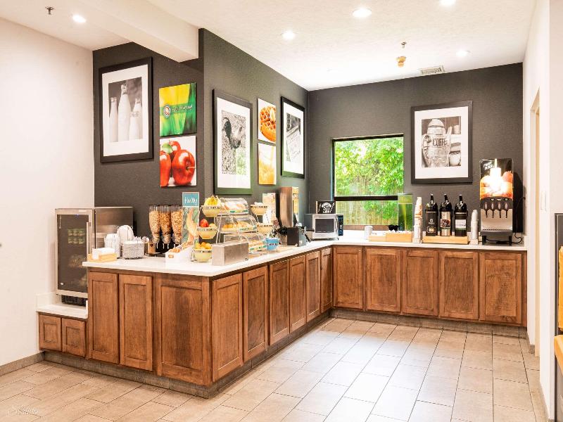Quality Inn&Suites Oakwood Village Cleveland South image