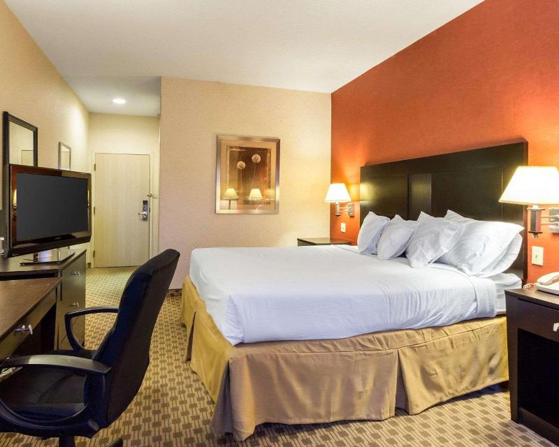 Quality Inn&Suites Oakwood Village Cleveland South image