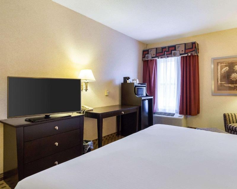Quality Inn&Suites Oakwood Village Cleveland South image