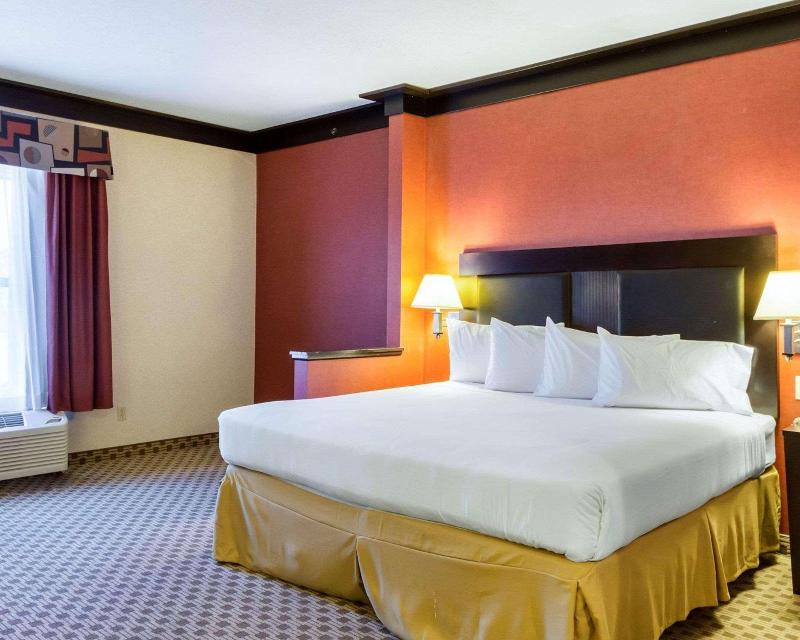 Quality Inn&Suites Oakwood Village Cleveland South image