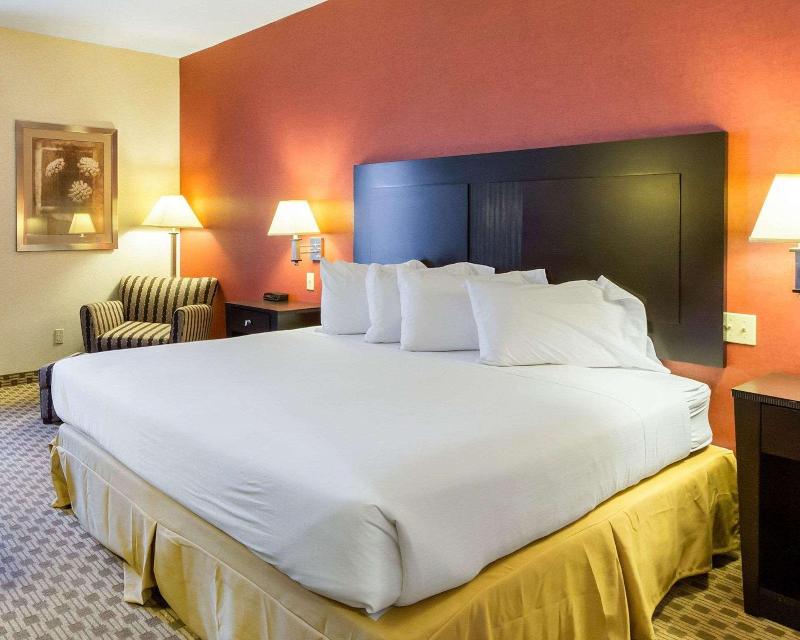 Quality Inn&Suites Oakwood Village Cleveland South image