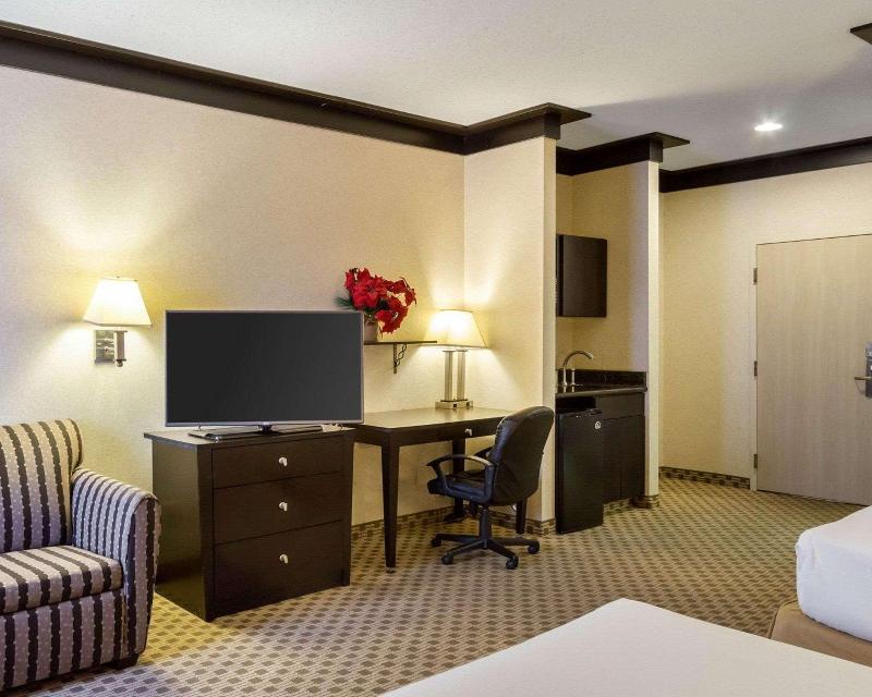 Quality Inn&Suites Oakwood Village Cleveland South image
