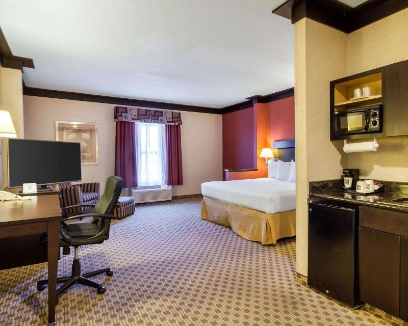 Quality Inn&Suites Oakwood Village Cleveland South image
