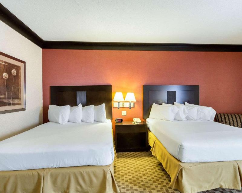 Quality Inn&Suites Oakwood Village Cleveland South image