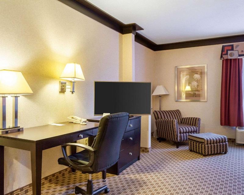 Quality Inn&Suites Oakwood Village Cleveland South image
