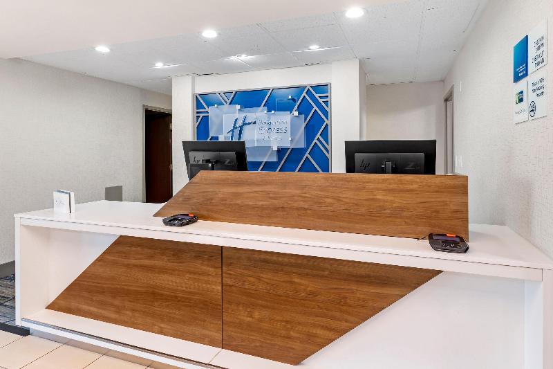 Holiday Inn Express and Suites Camden I20 Hwy 521